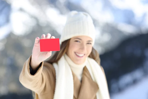 寒假期间 快乐的女人在户外出示空白信用卡 — 图库照片