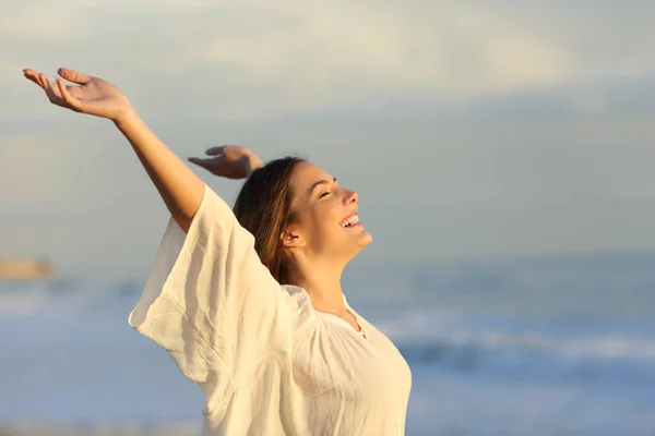 Радісна Жінка Насолоджується Днем Пляжі Піднімаючи Руки Заході Сонця — стокове фото