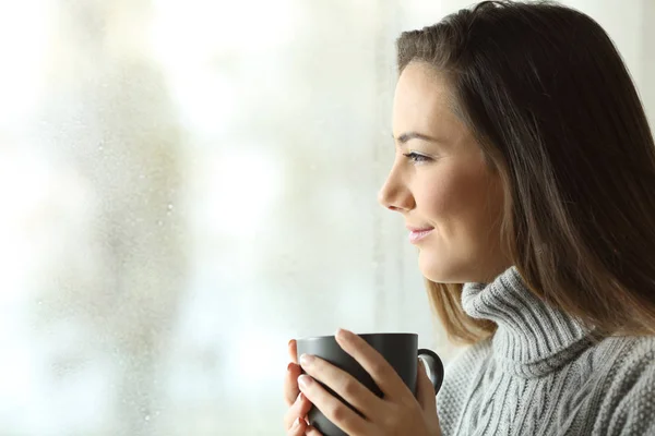 Счастливая Женщина Смотрит Дождь Держа Кофе Через Окно Дома Отеля — стоковое фото