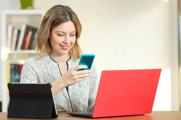 Senhora Feliz Usando Vários Dispositivos Coloridos Uma Mesa Casa — Fotografia de Stock