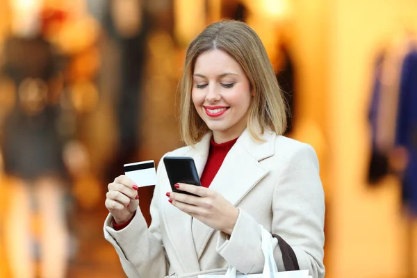 Mulher Feliz Comprando Online Com Cartão Crédito Telefone Inteligente Rua — Fotografia de Stock