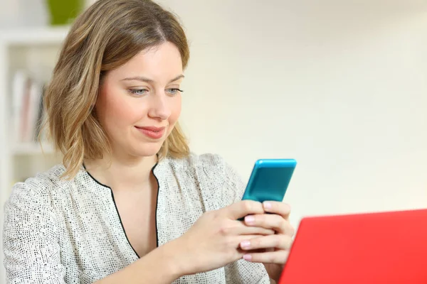 Mujer Relajada Escribiendo Mensajes Teléfono Inteligente Casa — Foto de Stock