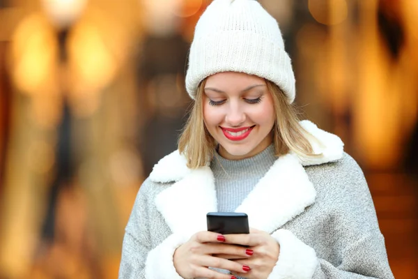 Retrato Vista Frontal Uma Mulher Feliz Usando Telefone Inteligente Shopping — Fotografia de Stock