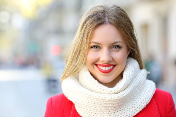 Vooraanzicht Portret Van Een Gelukkige Vrouw Kijken Camera Stad Straat — Stockfoto