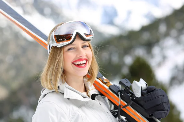 寒假时 滑雪者高兴地看着相机在山上举着滑雪板 — 图库照片