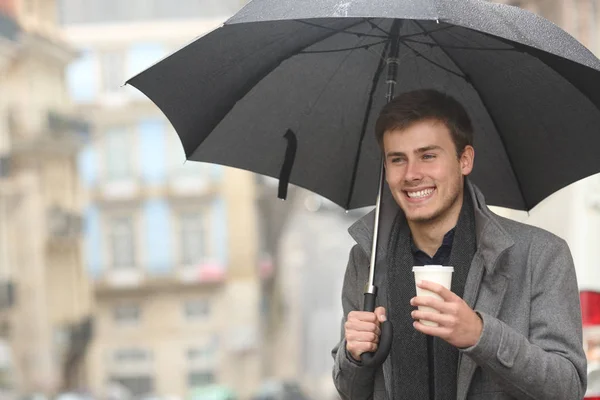 Lycklig Man Går Håller Takeaway Drink Vintern Regnet Gatan — Stockfoto