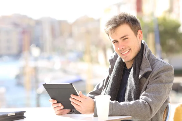 Feliz Trabalhador Independente Segurando Tablet Olhando Para Você Sentado Terraço — Fotografia de Stock