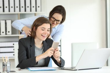 Öfkeli ofis çalışanı, tembel meslektaşına kızgın ve onu boğmaya çalışıyor.
