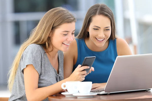 Två Glada Vänner Med Hjälp Bärbar Dator Och Mobiltelefon Som — Stockfoto