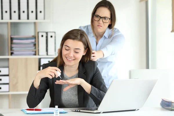 Wütender Partner Der Versucht Seine Faule Kollegin Büro Töten — Stockfoto