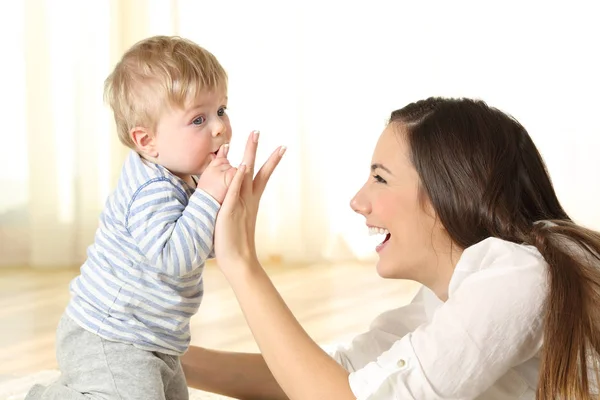 Bebê Beijando Seu Dedo Mãe Chão Uma Sala — Fotografia de Stock