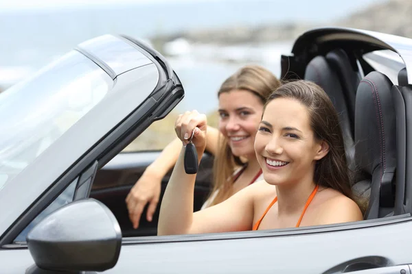 Inquilinos Coches Sosteniendo Una Llave Mirándote Vacaciones — Foto de Stock