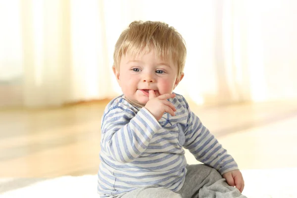 Retrato Niño Distraído Mordiendo Dedo Sentado Suelo — Foto de Stock