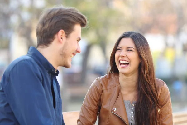 Funny Couple Laughing Together Looking Each Other Street — Stock Photo, Image