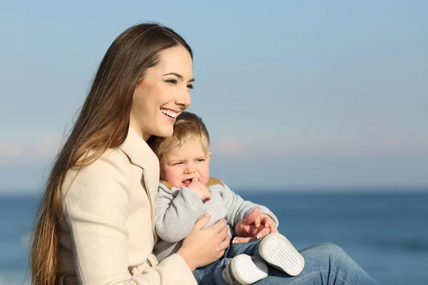 Mãe Feliz Seu Filho Olhando Para Frente Praia — Fotografia de Stock