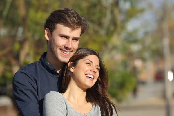 幸福的夫妇在公园里调情和笑 — 图库照片