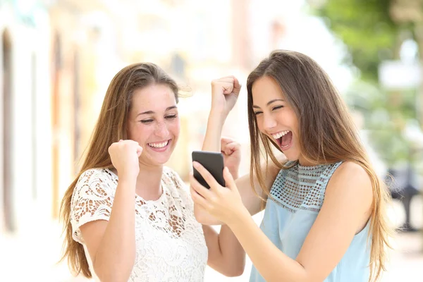 Nadšení Přátelé Kontrolují Line Dobré Zprávy Chytrém Telefonu Ulici — Stock fotografie