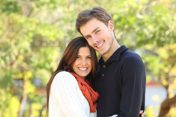 Feliz Casal Apaixonado Posando Olhando Para Câmera Parque Com Fundo — Fotografia de Stock