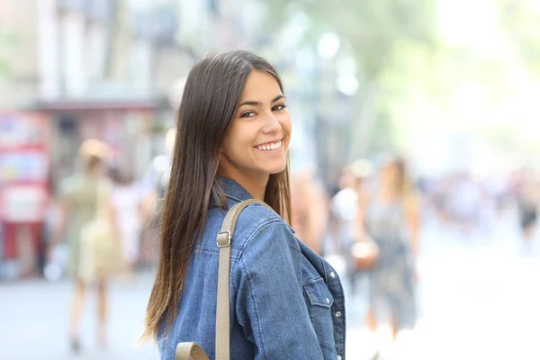 Porträt Eines Glücklichen Teenagers Blickt Die Kamera Die Auf Der — Stockfoto