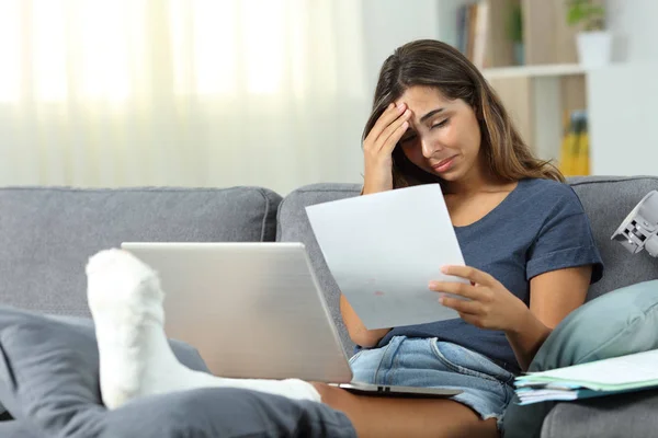 Preocupado Trabajador Autónomo Discapacitado Quejándose Leer Informe Papá Mientras Está — Foto de Stock