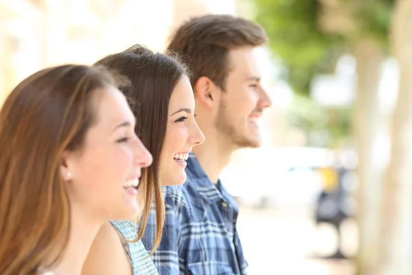 Perfil Três Amigos Felizes Olhando Para Longe Rua — Fotografia de Stock