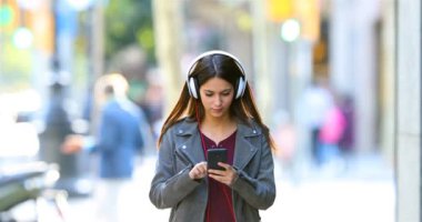 Sokakta dans müzik dinlerken mutlu bir genç önden görünümü