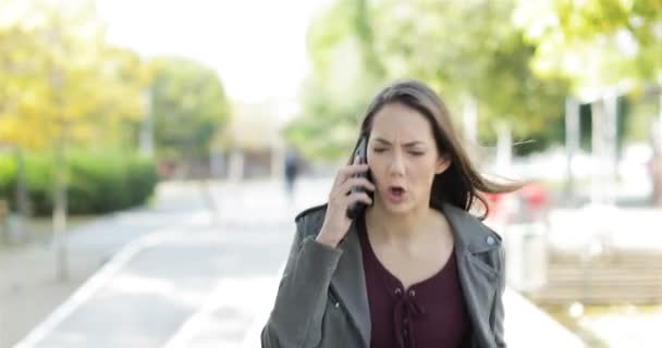 Vue Face Une Femme Colère Disputant Téléphone Marchant Dans Parc — Video