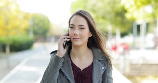 Vorderansicht Einer Glücklichen Frau Die Einem Park Geht Und Telefoniert — Stockvideo