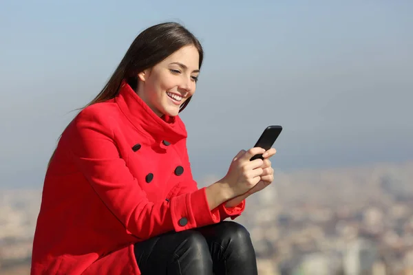 Happy Woman Red Texting Smart Phone Winter City Background — Stock Photo, Image