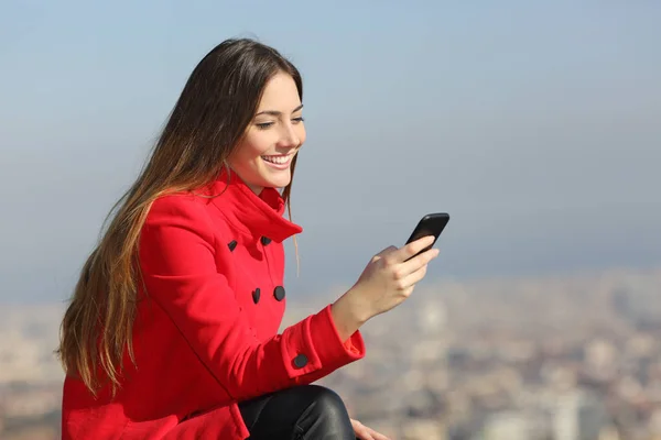 Boldog Lány Piros Segítségével Okos Telefon Télen Város Háttérben — Stock Fotó