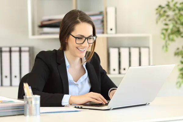 Happy Office Pekerja Mengenakan Kacamata Kerja Online Menulis Dalam Laptop — Stok Foto