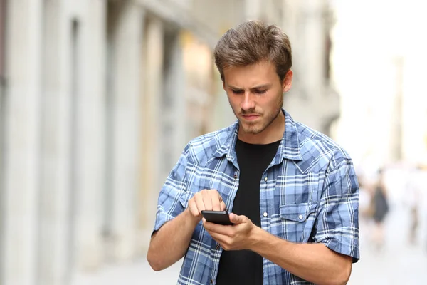 Kızgın Adamın Dokunuşu Caddeye Akıllı Telefon Ekranı Çarptı — Stok fotoğraf