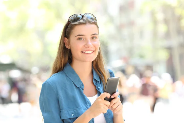 Moda Menina Feliz Segurando Telefone Inteligente Olha Para Você Rua — Fotografia de Stock