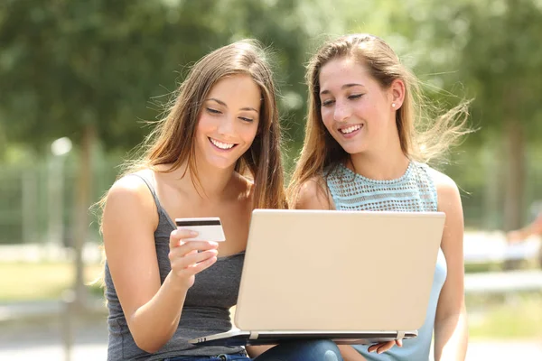 Two Happy Friends Paying Online Credit Card Laptop Park — Stock Photo, Image