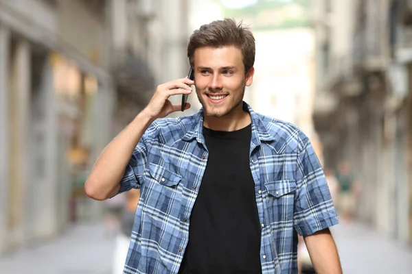 Vista Frontal Hombre Feliz Caminando Hablando Por Teléfono Inteligente Una —  Fotos de Stock