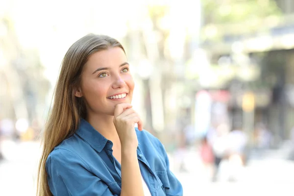 Ragazza Felice Pensieroso Guardando Sopra Piedi Strada — Foto Stock