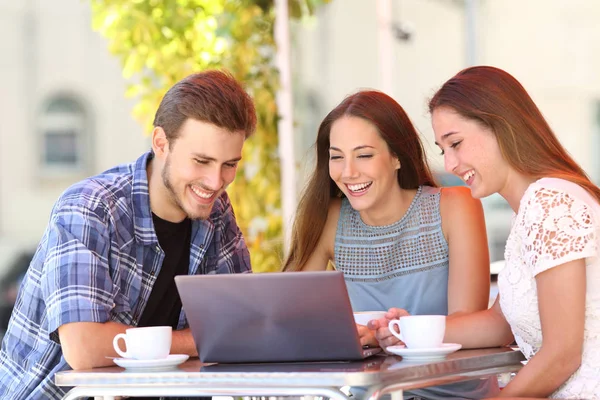 Drie Gelukkige Vrienden Kijken Line Media Inhoud Laptop Een Bar — Stockfoto