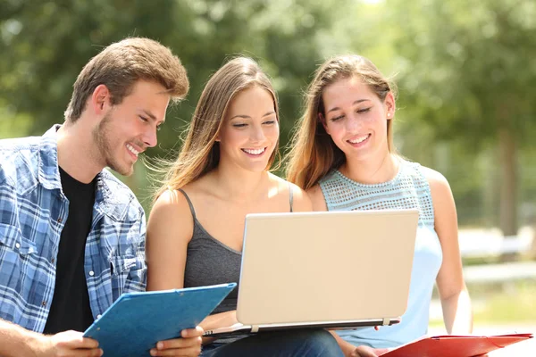 Tres Estudiantes Felices Learning Juntos Sentados Banco Campus — Foto de Stock