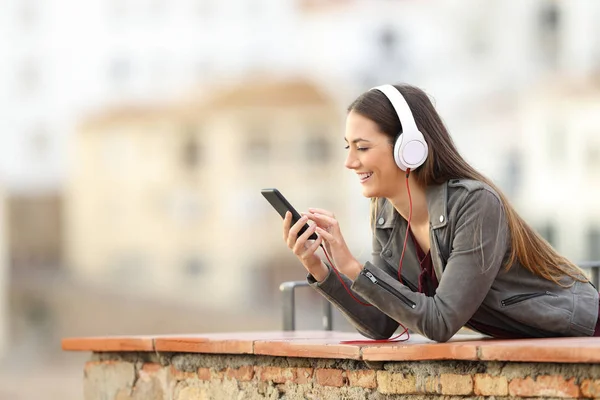 Chica Feliz Con Auriculares Escuchando Música Desde Teléfono Inteligente Balcón —  Fotos de Stock