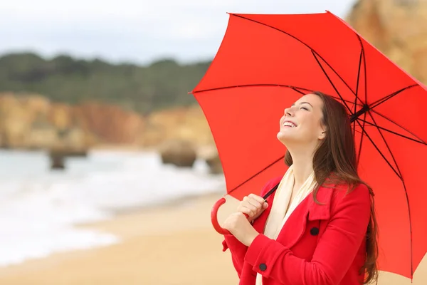 Feliz Dama Sosteniendo Paraguas Rojo Invierno Respirando Aire Fresco Playa — Foto de Stock