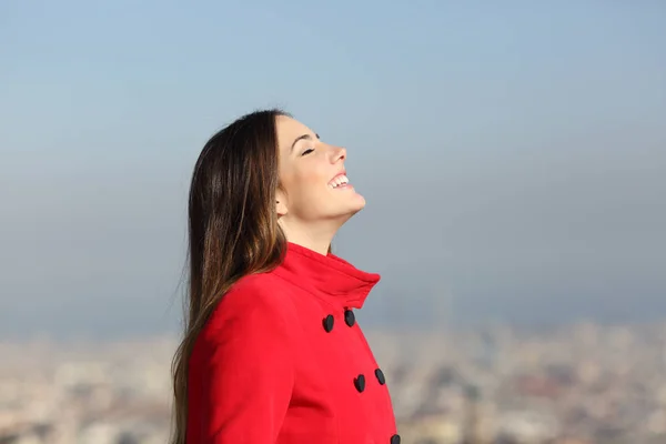 Портрет Щасливої Жінки Яка Дихає Свіжим Повітрям Міським Фоном Взимку — стокове фото
