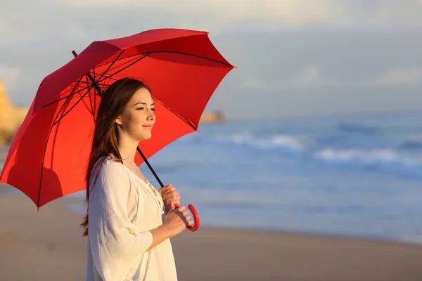 Mujer Feliz Sosteniendo Paraguas Rojo Contemplando Océano Caminando Playa — Foto de Stock
