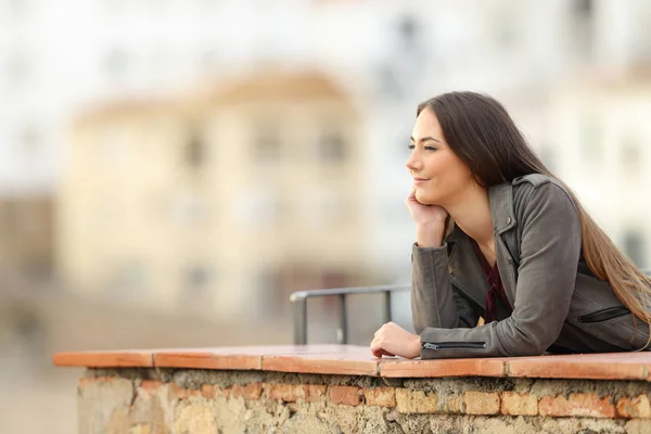 Mulher Relaxada Contemplando Vistas Uma Varanda Com Uma Cidade Fundo — Fotografia de Stock