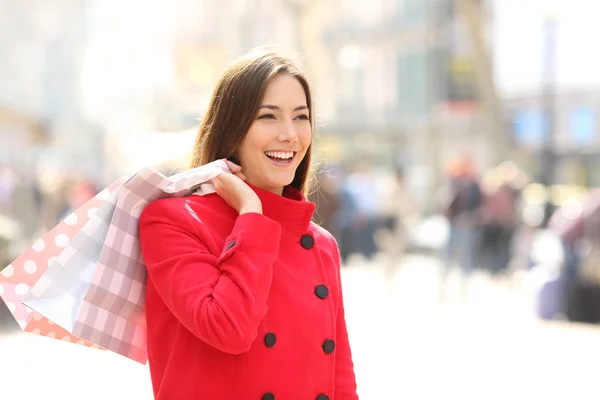 Glad Shoppare Vintern Promenader Och Hålla Shoppingkassar Gatan — Stockfoto