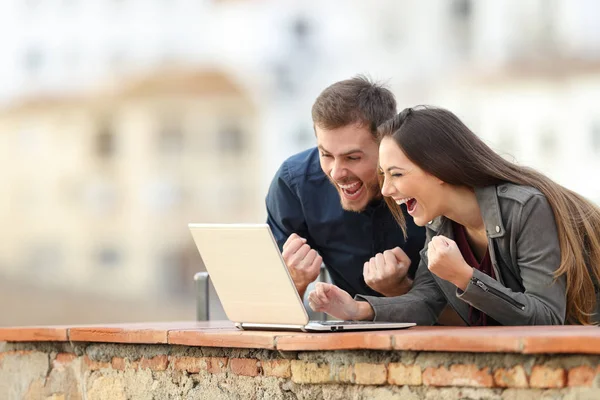 Pareja Emocionada Leyendo Buenas Noticias Línea Portátil Balcón — Foto de Stock