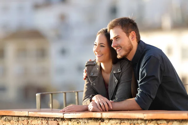 Pareja Feliz Contemplando Vistas Desde Balcón Atardecer Con Pueblo Fondo —  Fotos de Stock