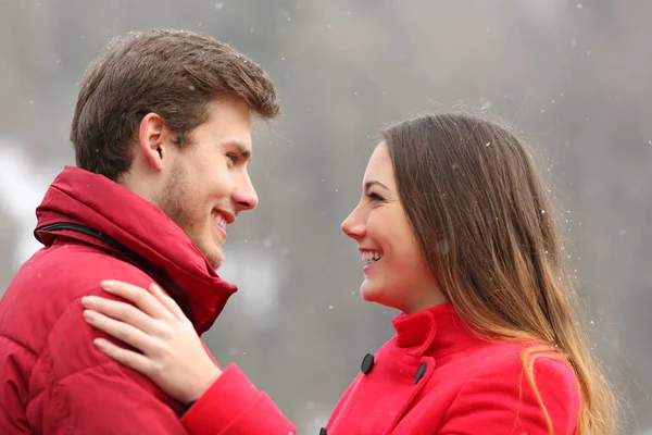 Side View Porträtt Ett Lyckligt Par Kärlek Ser Varandra Vintern — Stockfoto