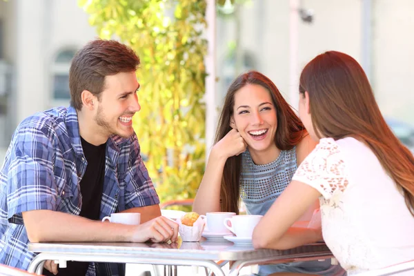 Três Amigos Felizes Conversando Sentados Uma Cafeteria — Fotografia de Stock