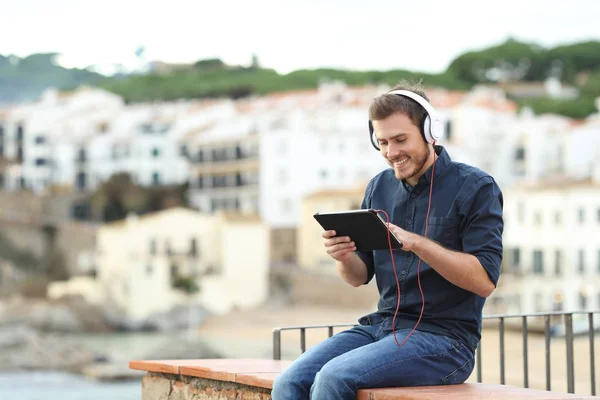 Happy Man Kijken Media Een Tablet Een Richel Met Een — Stockfoto