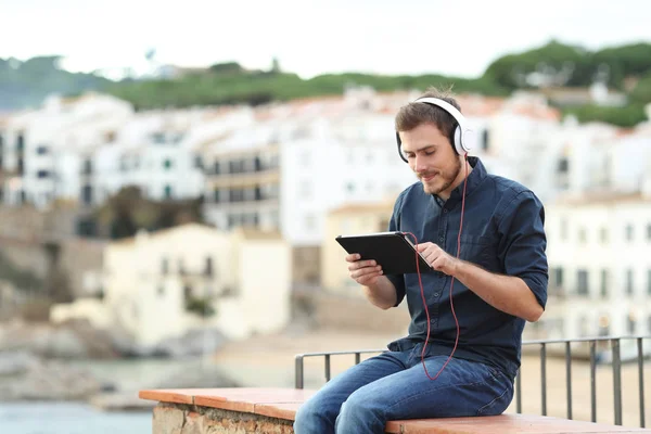 Serieuze Man Met Een Koptelefoon Die Media Inhoud Bekijkt Een — Stockfoto